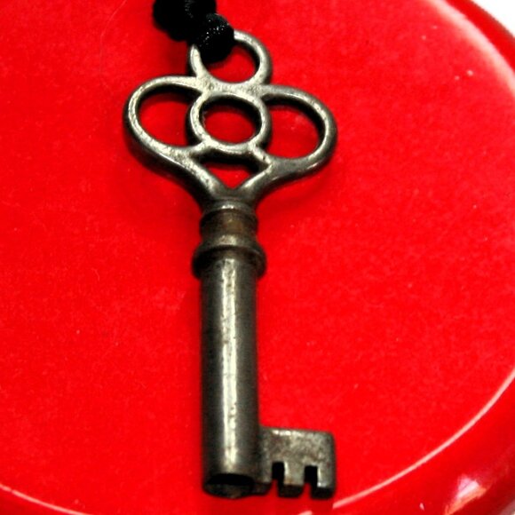 ✨ Vintage Skeleton Key Necklace ✨ - Picture 3 of 3